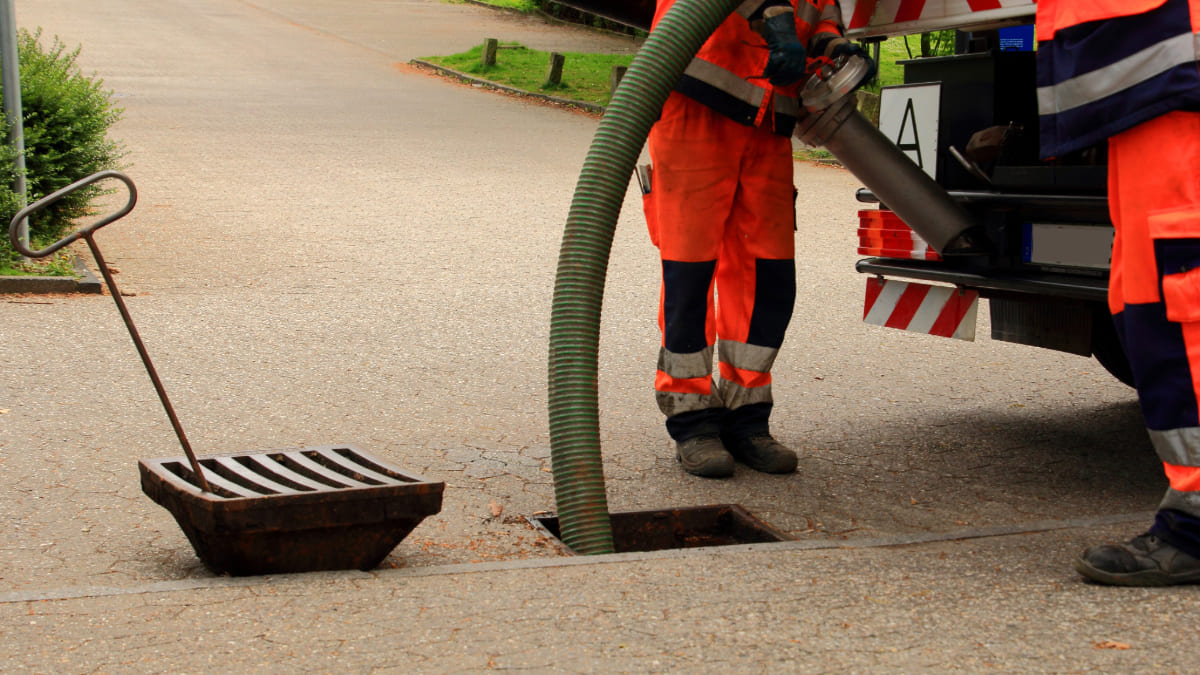 Equipe de desentupidora em belo horizonte realiza a limpeza de uma fossa